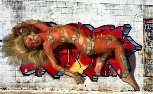 граффити. рисунок голой женщины на стене. бесплатная прикольная картинка