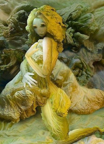 салатовая. фигура голой женщины сделана из листьев салата. бесплатная прикольная картинка