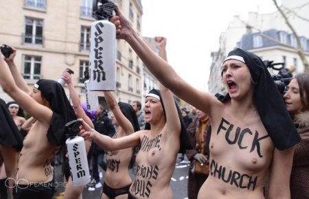 ну, не любим мы церковь - демонстрация голых проституток. прикольная картинка 18+