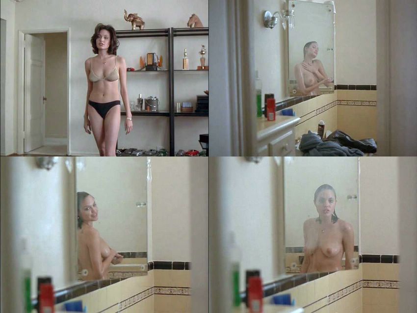 голая Анджелина Джоли  в ванной  фото