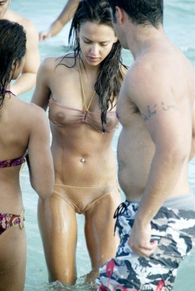 Джессика Альба в прозрачном мокром купальнике на пляже фото