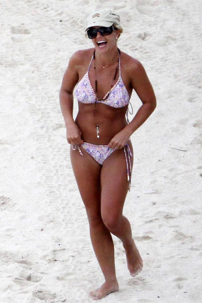 Бритни Спирс в купальнике на пляже стоит на песке в полный рост   фото