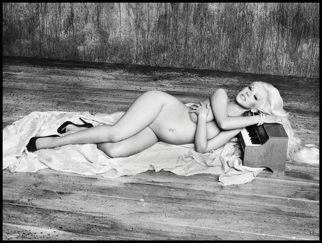беременная пузатая и голая Кристина Агилера валяется на полу   фото