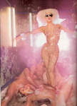 порно фото голая Леди Гага в мыльных пузырях среди оргии в бане, голая Леди Гага фото 10