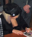 голая сиська Леди Гага дающей афтографы, голая Леди Гага фото 16