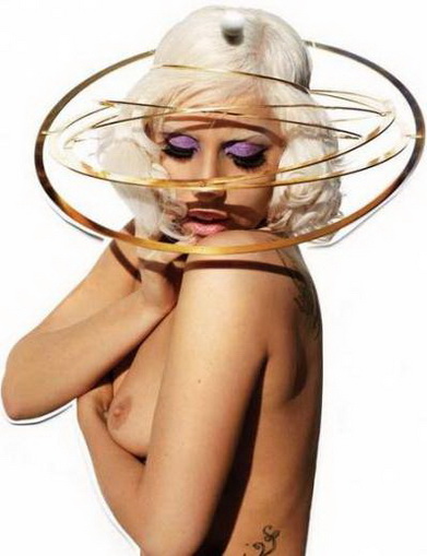 Леди Гага топлесс в дизайнерской шляпке фото