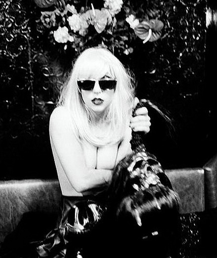 юная Леди Гага с голой грудью на частном фото фото