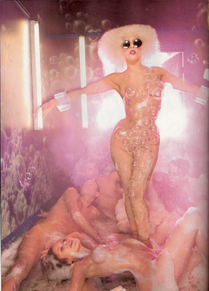 голая Леди Гага в мыльных пузырях среди оргии в бане фото