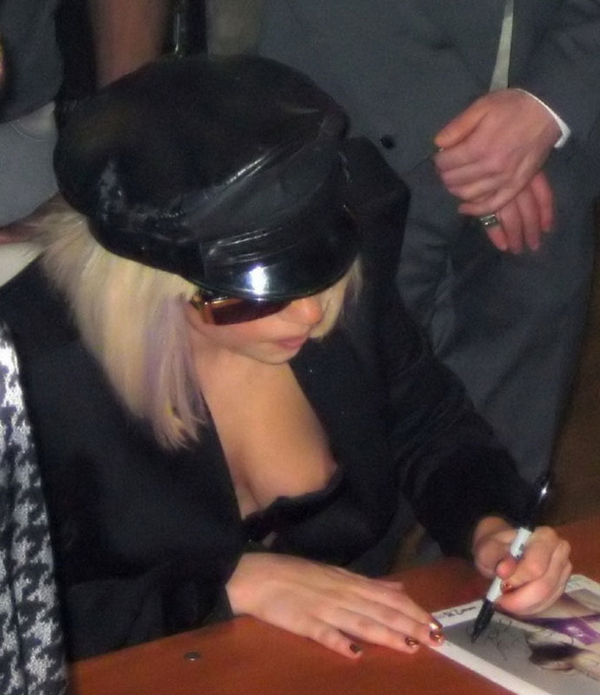 голая сиська Леди Гага дающей афтографы фото