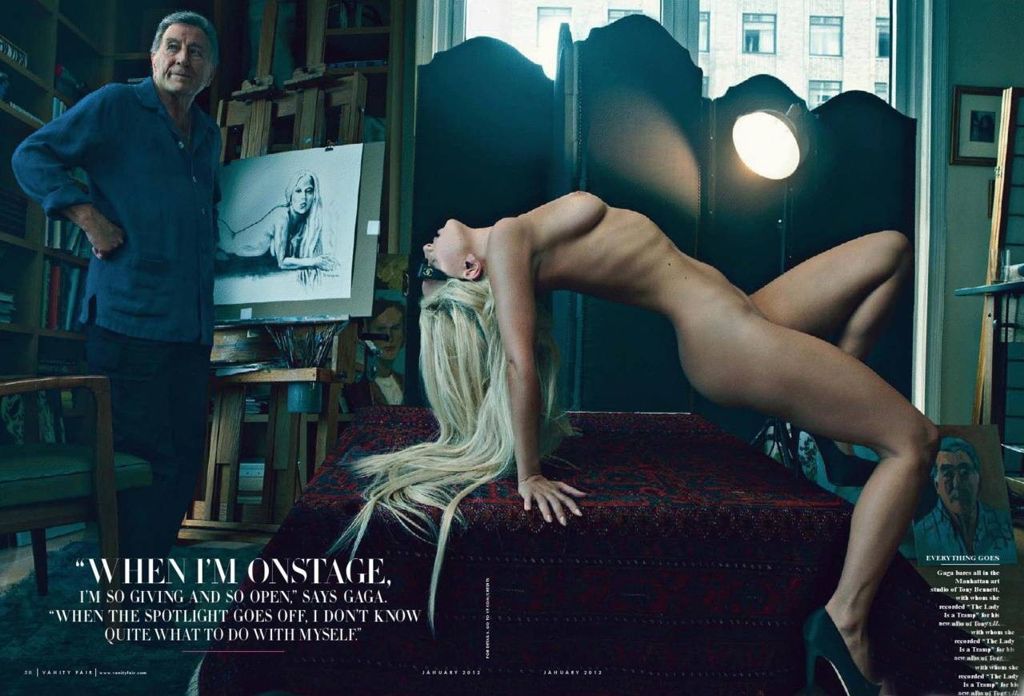 абсолютно голая Леди Гага позирует художнику в его мастерской