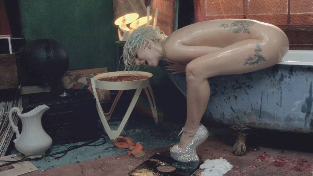 мокрая Леди Гага голышом мастурбирует елозя вульвой по краю ванны  