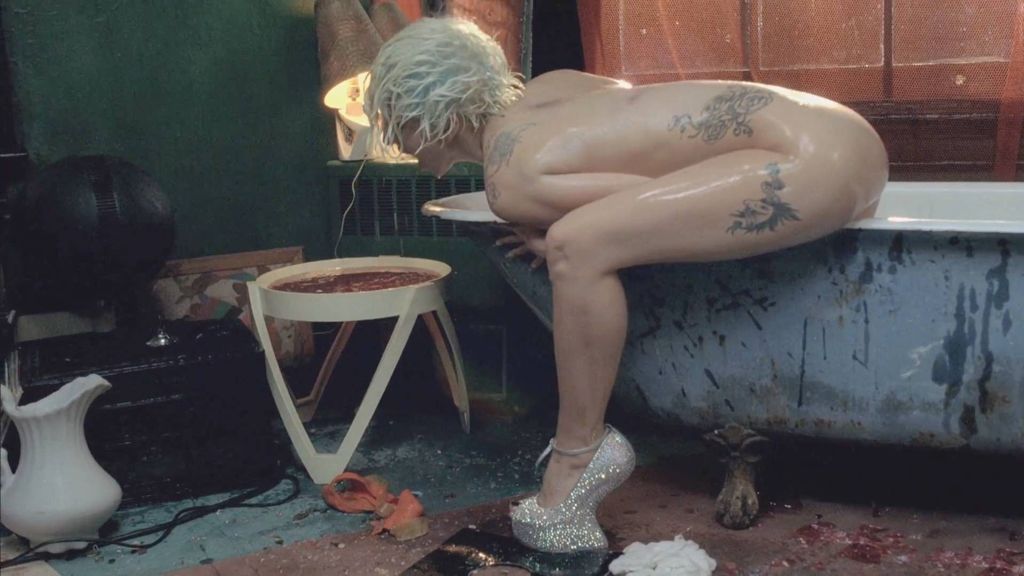 Леди Гага в голом виде блюет в тазик сидя вагиной на бортике ванны  