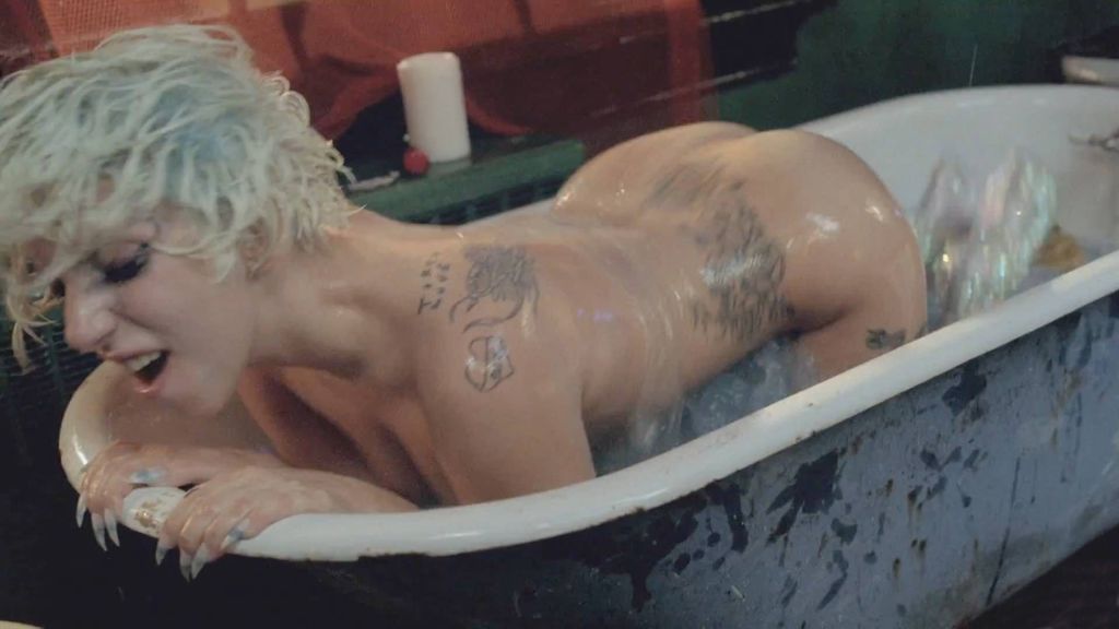 голая Леди Гага стоит в ванне в позе для собачьего секса  