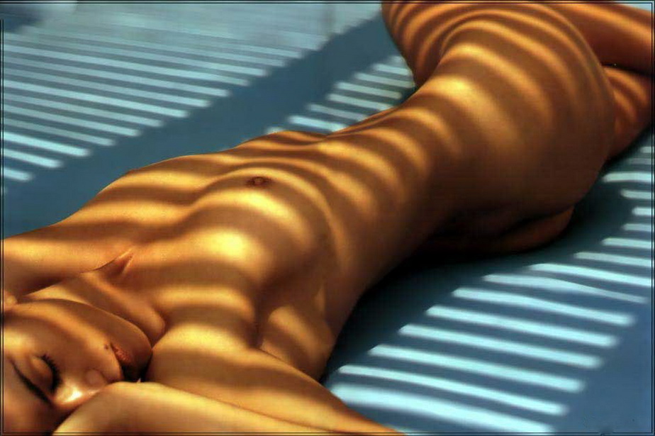 голая Синди Кроуфорд лежит в полосатой тени 