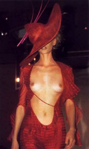 Кайли Миноуг в платье с голыми сиськами