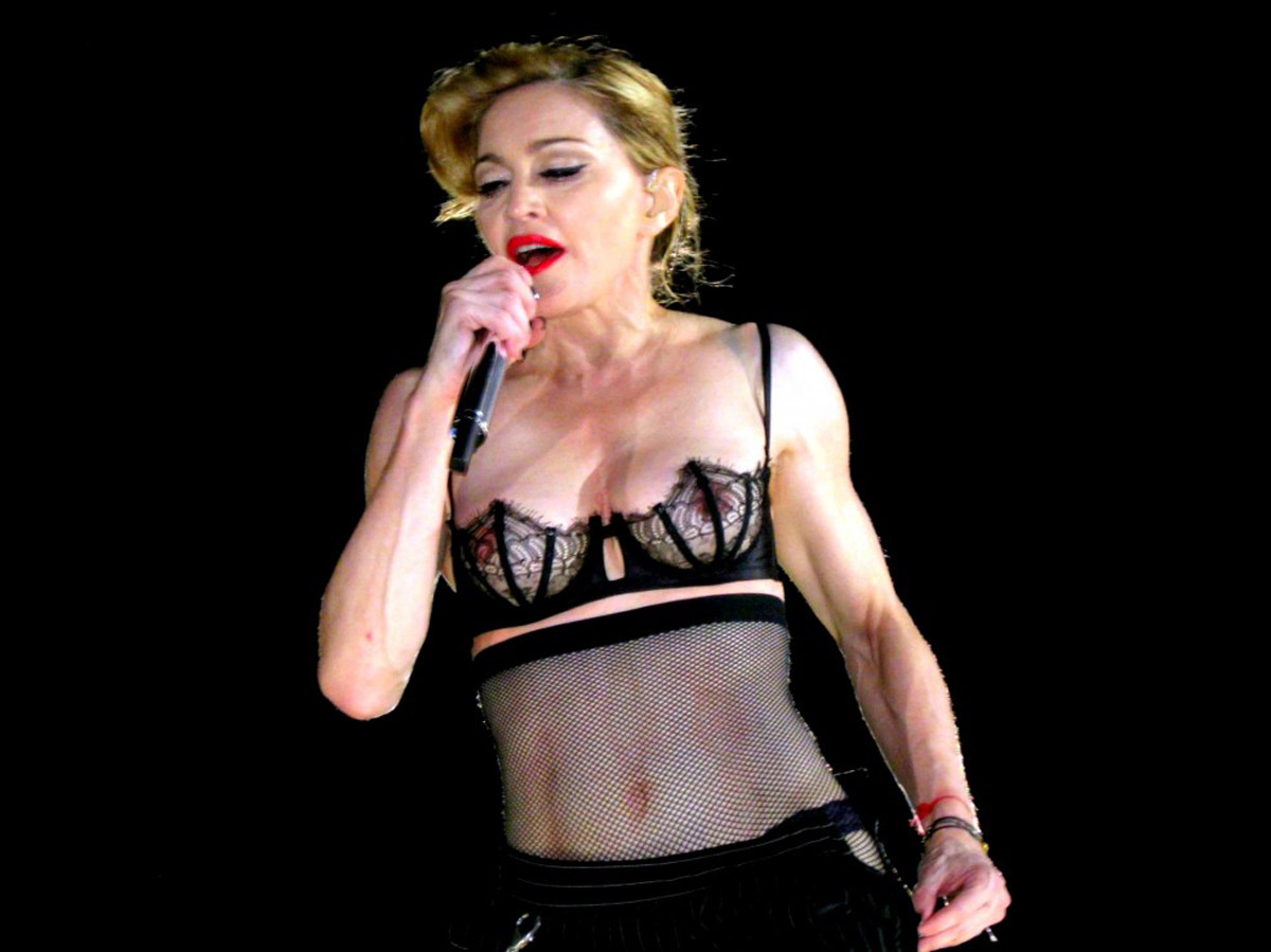 старая Мадонна в неглиже и морщинах фото