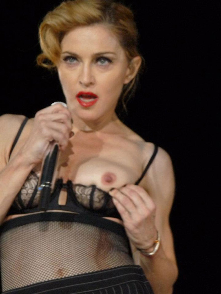 голая сиська Мадонны торчащая на концерте из белья фото