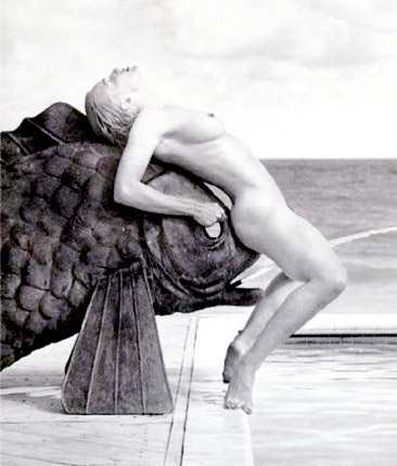 Мадонна в голом виде изображает мочеиспускание в бассейн