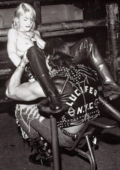 секс Мадонны с байкером в позе сидя