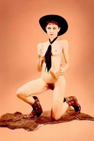 молоденькая Мадонна в голом виде в сапогах и шляпе с ненормально волосатой промежностью и лобком