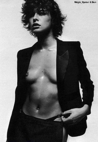 Мила Йовович без нижнего белья в распахнутом пиджаке, черно-белое фото