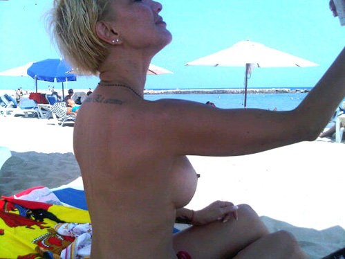 Лера Кудрявцева  с голыми сиськами на пляже