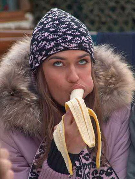 фото  Алена Водонаева с бананом за щекой в образе обезьяны