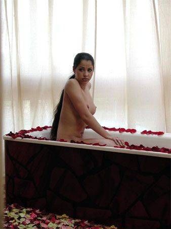  эротика Елена Беркова в ванне с лепестками роз, рабочий кадр с фотосессии  