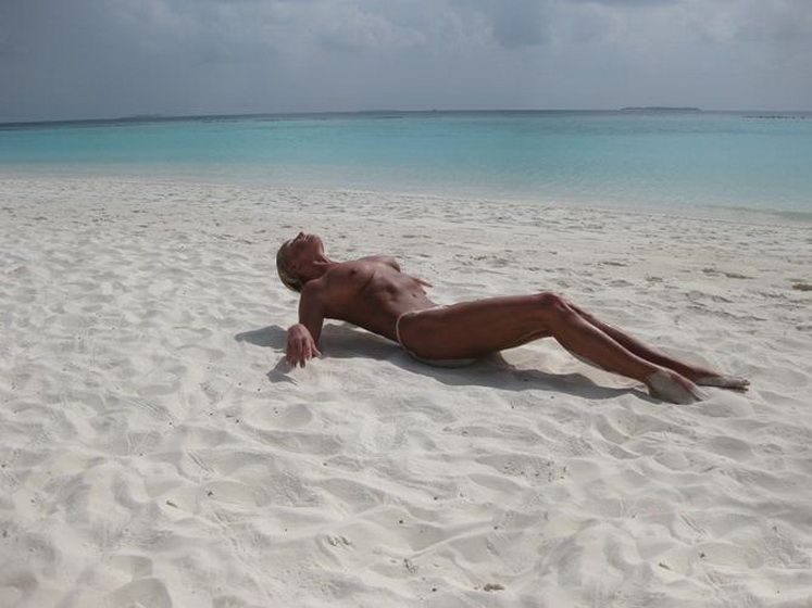 голая Анастасия Волочкова валяется на песке фото 12