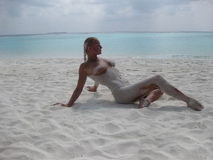 голая Анастасия Волочкова перемазана в песке фото 16