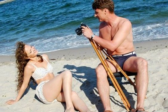 фото Глафира Тарханова в нижнем белье позирует на пляже перед камерой