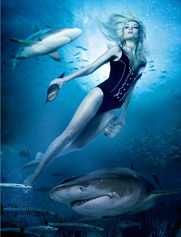 фото 00монтаж на плакате с Полиной Гагариной в закрытом купальнике под водой среди рыб и акул
