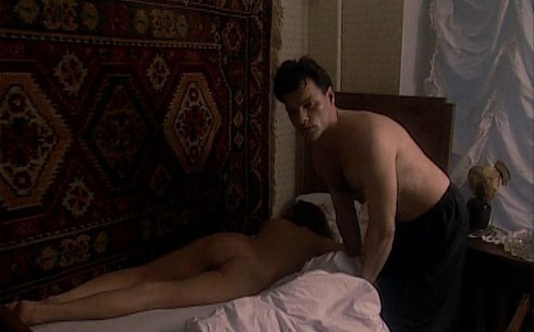голая Анна Самохина валяется на кровати после секса фото