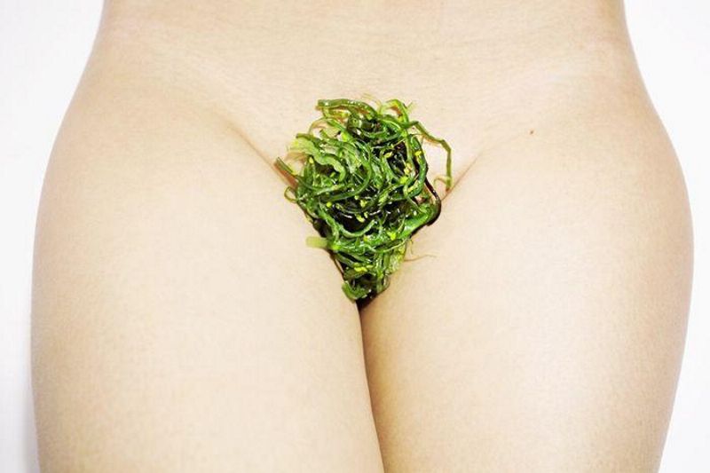 салат из зеленого перца выложен на бритый лобок обнаженной девушки фото