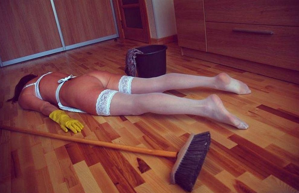 голая хозяйка лежит на полу на кухне фото 16