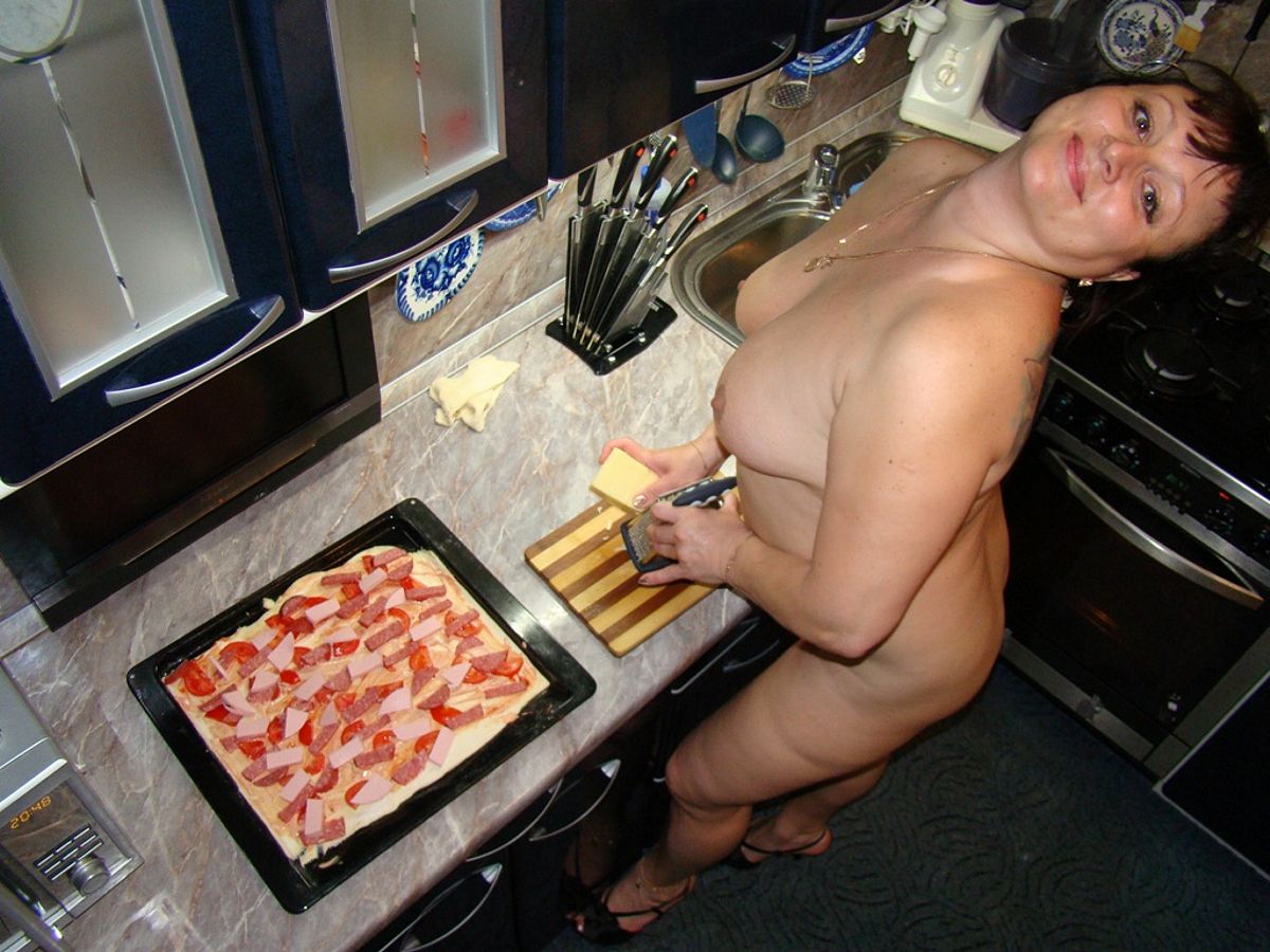 фото голой жены готовящей на кухне пиццу