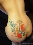 золотые рыбки на попе, фото женской татуировки 005