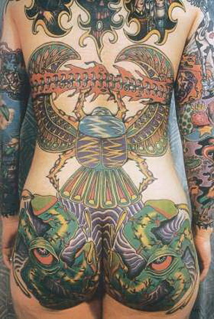индийские мотивы на спине и ягодицах, женская татуировка фото