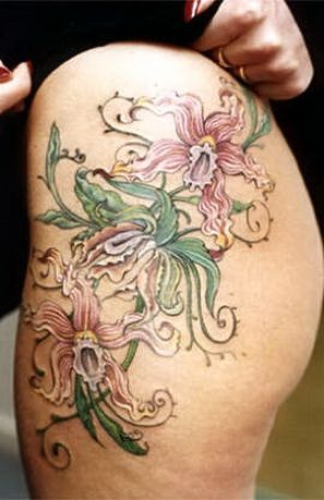 орхидеи на бедре, женская татуировка фото