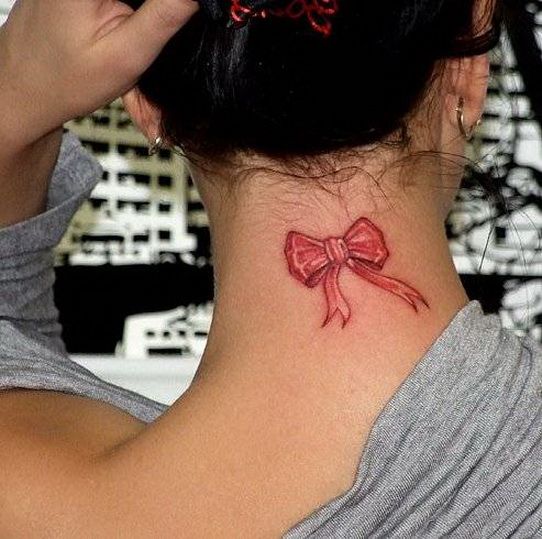 красный бантик на шее, женская татуировка фото