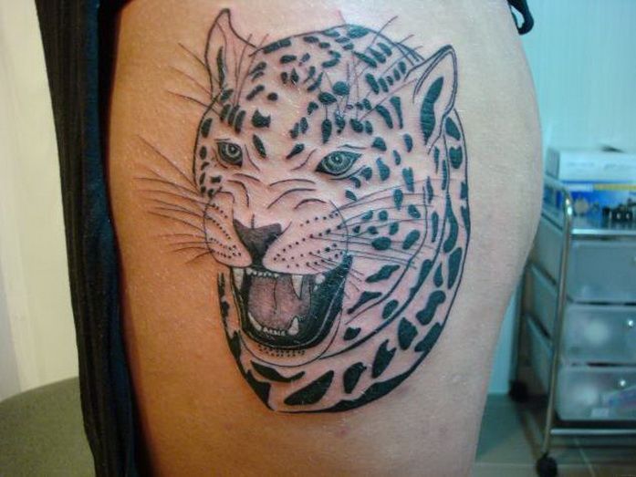 голова леопарда на бедре, женская татуировка фото