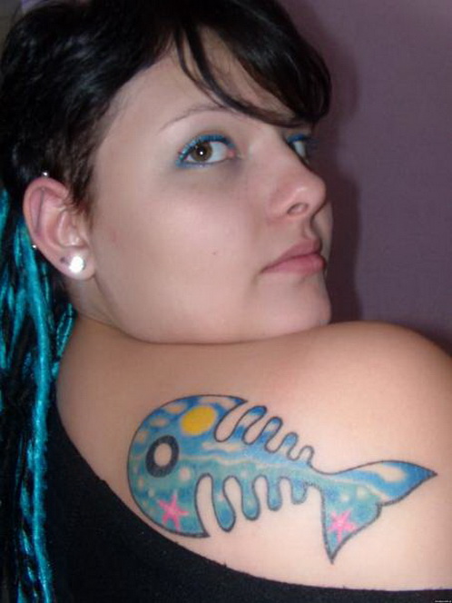 синяя мультяшная рыбка на плече, женская татуировка фото