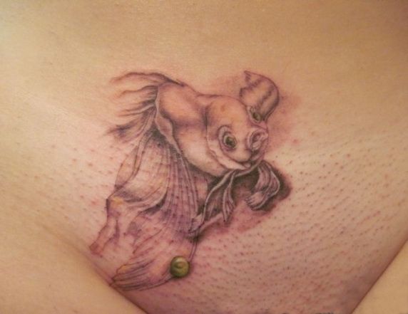 рыбка вуалехвост, тату бикини, женская татуировка фото