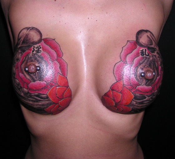 розы и пенисы на сиськах, женская татуировка фото