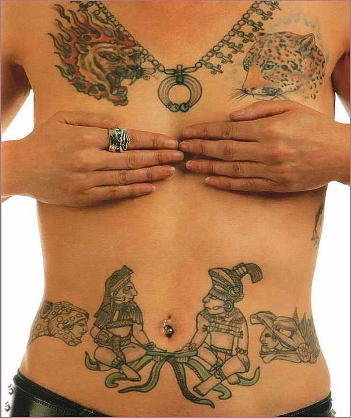 индийские мотивы на груди и животе девушки, женская татуировка фото