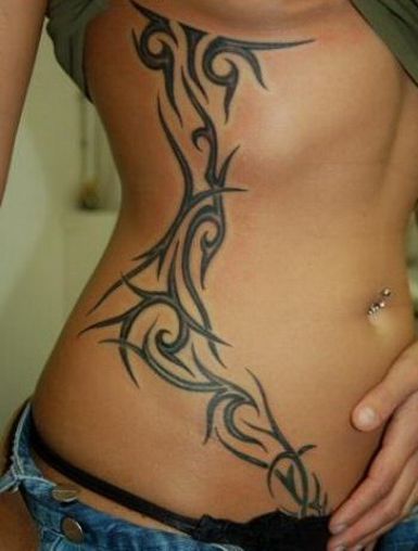 колючки под грудью девушки, женская татуировка фото