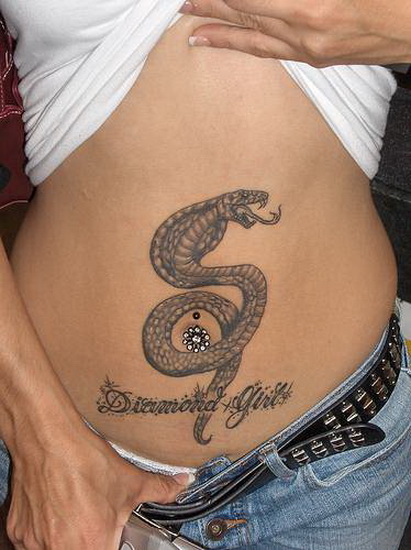 кобра на животе девушки, женская татуировка фото