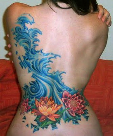 волна и лилии на спине, женская татуировка фото