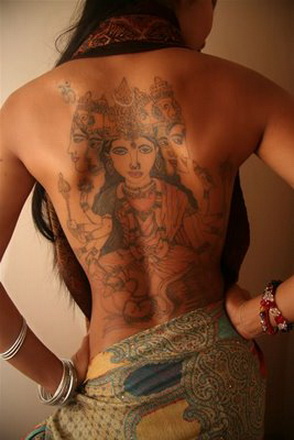 индийская богиня на спине индийской женщины, женская татуировка фото