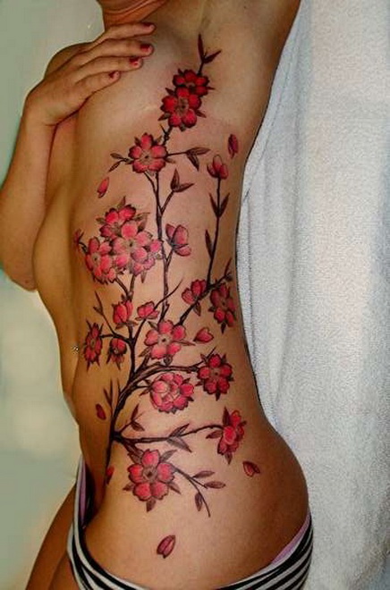 ветка сакуры на весь бок азиатки, женская татуировка фото